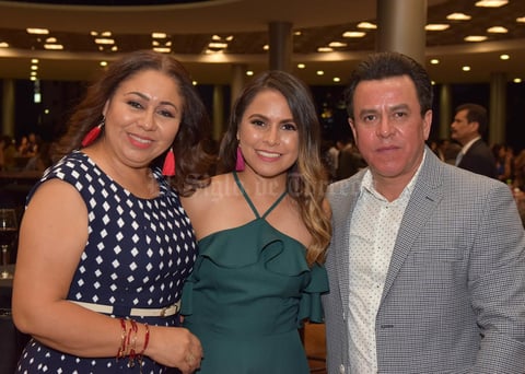 25102017 FIRMA DE TíTULOS.  Martha, Paola y Gerardo Alba.