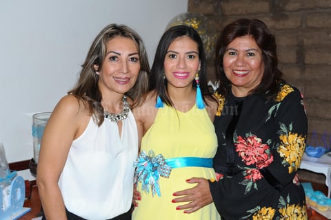 25102017 EN ESPERA DE MARCELO.  Karla Berumen de García disfrutó de una grata convivencia por el cercano nacimiento de su primer bebé, el baby shower fue organizado por las futuras abuelitas, Rocío y Patricia.