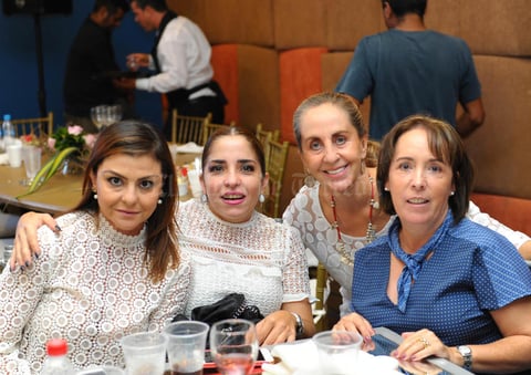 26102017 En un desfile de modas. Mayra, Paola, Mayela y Carmen.