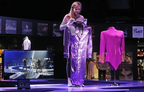 La exposición My Name Is Prince, que inicialmente estaba previsto que estuviera abierta al público durante 21 días, abre sus puertas hoy hasta el próximo 7 de enero de 2018 en el suroeste de la capital británica.