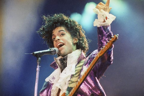Prince Rogers Nelson, nacido en Minneapolis, Minnesota, falleció el año pasado en Chanhassen, Minnesota y fue un cantante, compositor, bailarín, actor, filántropo y multi instrumentista estadounidense.