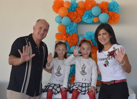 Cuauhtémoc Estrella y Alejandra Luna con sus hijitas.