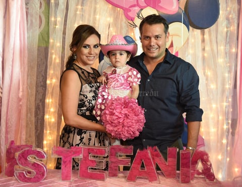 Estefanía con sus papás.