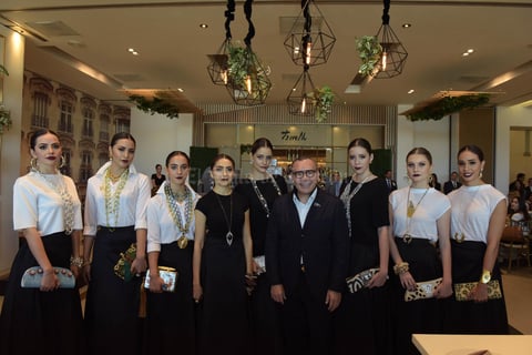 Daniel Espinosa y las modelos que lucieron sus joyas.