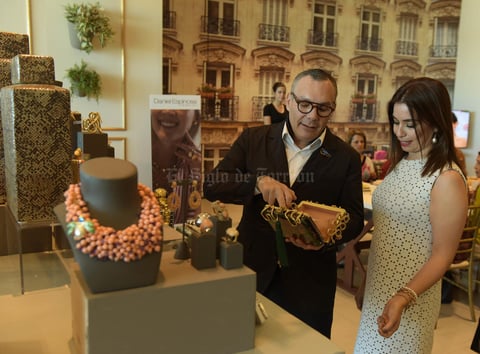 El diseñador muestra su colección.