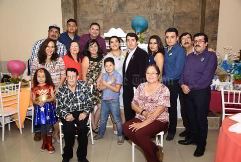 28102017 Los futuros esposos en compañía de sus invitados.