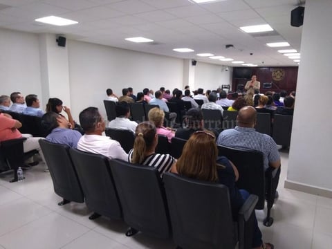 29102017 El recinto estuvo concurrido con abogados del derecho, así como algunos funcionarios, quienes participaron con algunas opiniones en relación al tema.