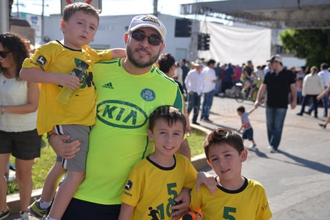 30102017 EN FAMILIA.  Samuel, Andrés, Leonardo y Pablo.