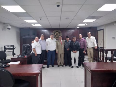 29102017 Lic. Gerardo Lara Pérez, Presidente del Colegio Asociación Metropolitana de Abogados de La Laguna A.C., así como los Licenciados Jorge Calero, Subdirector de la Universidad Judicial, Sader García Castañeda, Ismael Hernández Medina, Joel Bonilla González, José Antonio Zúñiga Sosa y Raymundo Hernández Ibarra, todos integrantes del Colegio antes mencionado.