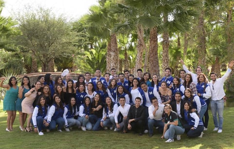 29102017 MUY CONTENTOS.  Alumnos de la carrera de Medicina en su reunión de fin de cursos.