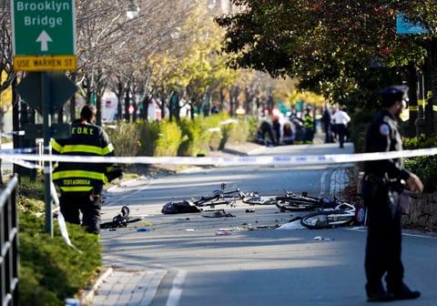 Las autoridades no han facilitado un saldo provisional de las víctimas, pero medios locales dan cuenta de que los muertos son seis y unas quince personas han resultado heridas.