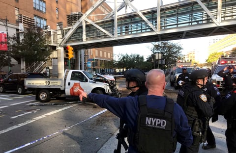 Los hechos se registraron en el sureste de la isla de Manhattan, cuando un desconocido arrolló con su vehículo a varias personas que se encontraban en el lugar, algunas de ellas en un carril para bicicletas cerca de la orilla del río Hudson.