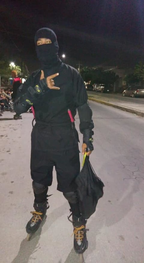 Además de patinar tenían como objetivo el repartir dulces.