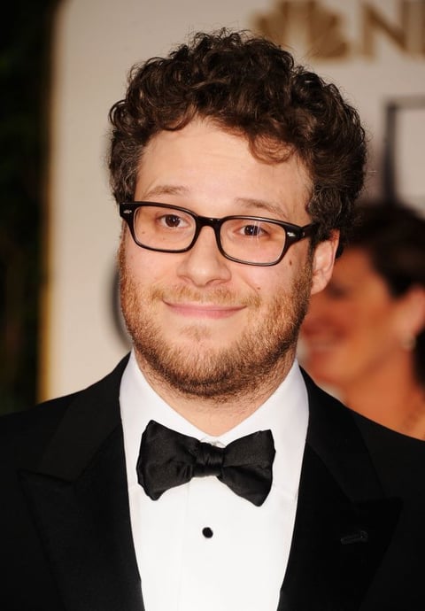 Seth Rogen presta su talento cómico al ingenuo jabalí “Pumba”,