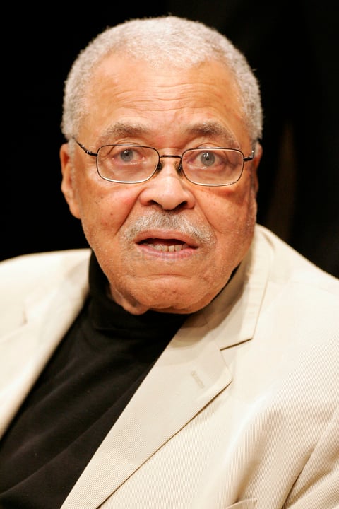 James Earl Jones como “Mufasa”, el sabio y amoroso padre de “Simba”,