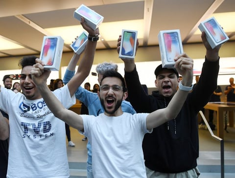Quienes obtenían finalmente su iPhone X, mostraron gran alegría.