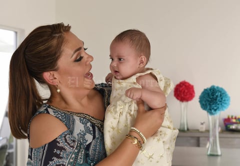 03112017 GRATOS MOMENTOS.  Natalia con su mamá Claudia Gutiérrez Ceniceros.