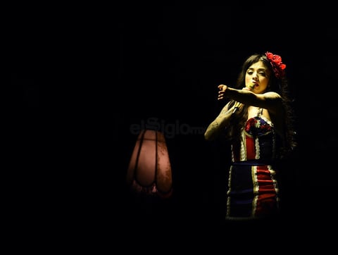 Sin duda, uno de los momentos más especiales de la noche ocurrió cuando Mon Laferte apareció en el entarimado a las 21:00 horas.