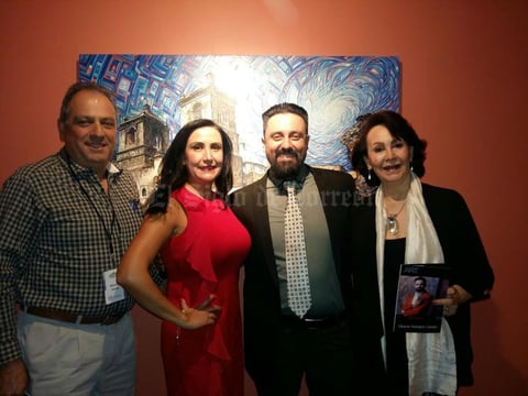 04112017 TALENTOSO LAGUNERO.  Expo pictórica Misiones de Coahuila y Texas, del artista lagunero Eduardo Rodríguez Calzado en el Instituto Cultural Mexicano, lo acompañan en la fotografía, Ricardo Danell, Adriana Cisneros, y Yeye Romo Zozaya.