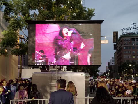 Se pasaron videos de la artista, cuyas canciones fueron entonadas por los fans.