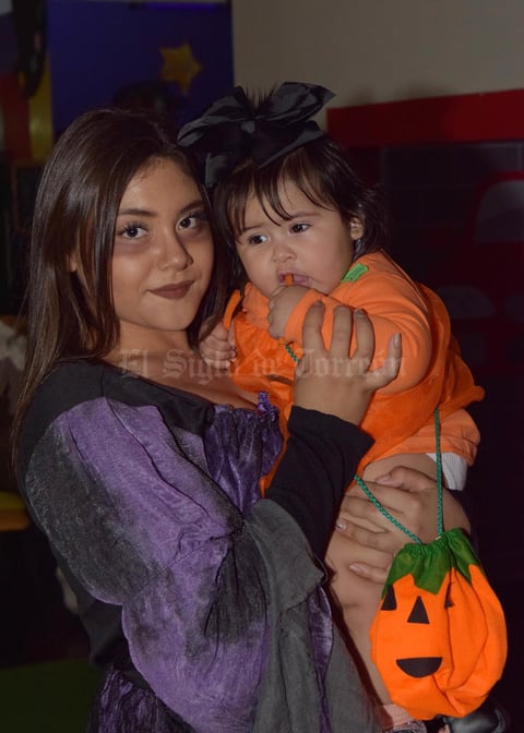 05112017 EN FESTEJO.  Sabrina y Rayza.