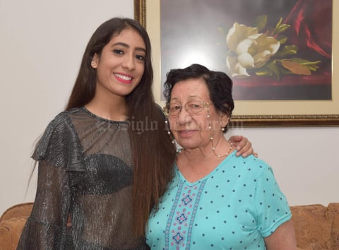06112017 EN FAMILIA.  Paola con su abuelita, Ma. Pilar Ordaz de Cárdenas.