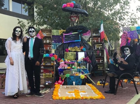 05112017 PARTICIPAN EN CONCURSO.  Altar de muertos de la UAL realizado por alumnos de la carrera de Comunicación y Periodismo en honor a los fallecidos en los sismos de septiembre pasado.