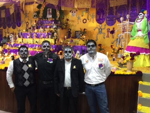 05112017 TRADICIONAL FESTEJO.  Altar de muertos montado en el auditorio de la Sección 35 en honor del Profesor Jorge Oswaldo López Arellano, secretario general de la Delegación D-I-19 de Bermejillo, Dgo., fallecido recientemente.