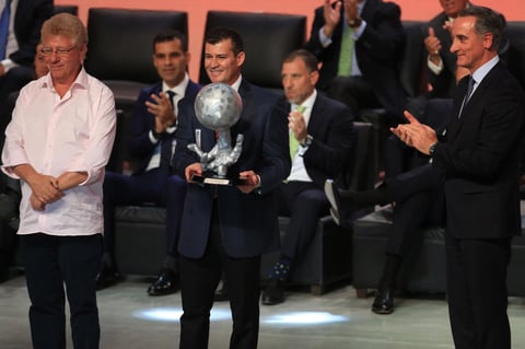 El exsantista Ramón Ramírez fue el primer homenajeado en la ceremonia de ayer en Pachuca.