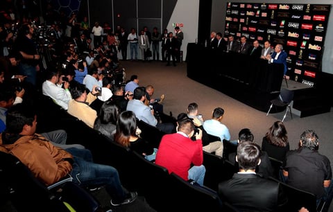 La prensa expectante ante los grandes iconos del futbol mundial.