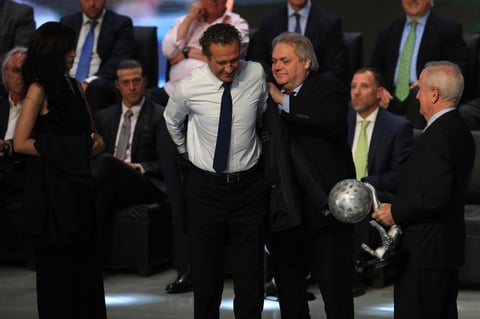Valdano recibe su saco que lo incluye en el Salón de la Fama.