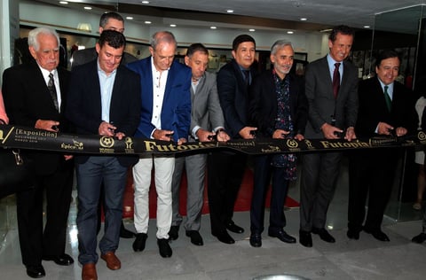 Los homenajeados también fueron encargados de cortar el listón de la Galería del Futbol.