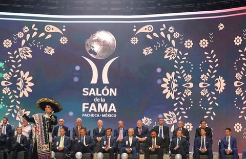 Culminó la ceremonia con la majestuosa presentación de Aida Cuevas interpretando “Viva México”.