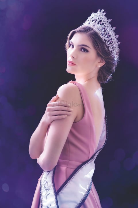 Con referencia a Miss Universo, asegura que se estará enfrentando a muchas cosas, tal vez, el reto más grande, "es hacerle ver a la gente todo lo bello que tiene mi país y mostrarles de qué estamos hechas las mujeres en México".