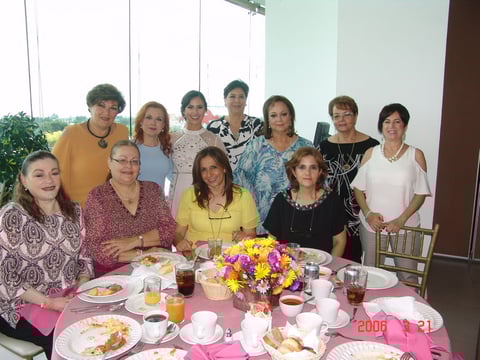 09112017 Daniela con algunas de sus amigas.
