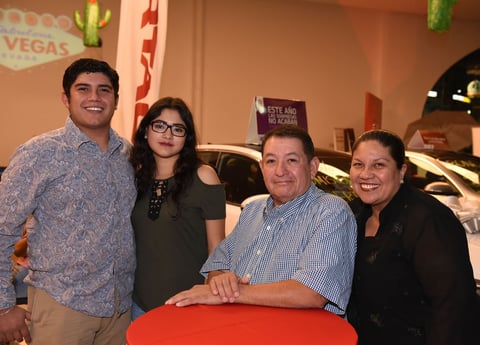 09112017 Francisco Navarro, Marlene Peralta, Fernando Navarro y
Yolanda de Navarro.