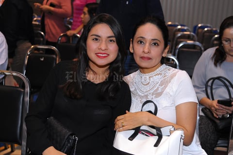09112017 ASISTEN A CONCIERTO.  Frida y Maribel.