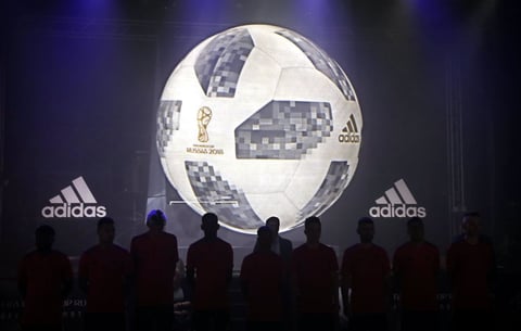 El nuevo "Telstar 18" fue revelado a la sociedad en una presentación memorable.