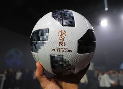 La compañía recordó que el Telstar original "es uno de los balones de fútbol más emblemáticos de todos los tiempos, por lo que crear el 18 y mantenerse fiel al modelo original "supuso un reto realmente apasionante".