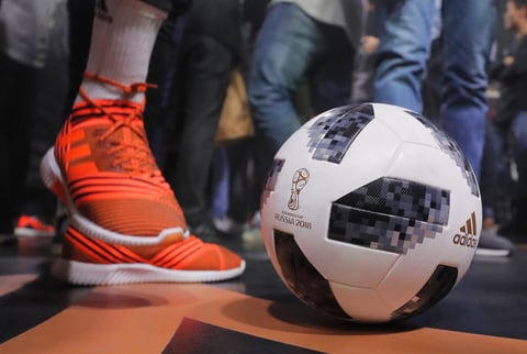 La FIFA explicó que se trata de una recreación que rinde tributo al primer balón que creó Adidas para el Mundial.