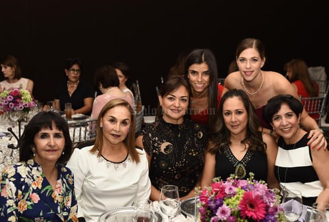 Norma Soltero, Diana Barrios, Wendy Barrios, Lupe de Barrios, Mayela de Barrios, Elena Saade y Mariela Conte