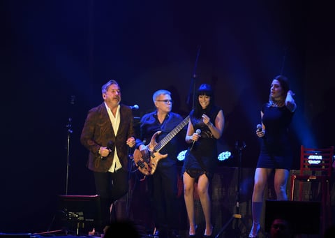"Tan enamorados", así quedaron los cinco mil 420 laguneros (cuatro mil 700 de butacas y 720 de palcos) que acudieron anoche al Coliseo Centenario para disfrutar de la presencia de Ricardo Montaner.