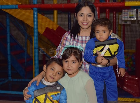 11112017 EN FAMILIA.  Diego, Renata, Erick y Carolina.