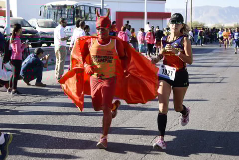 Los caracterizados no faltaron al Medio Maratón Autocentro-Autopop.