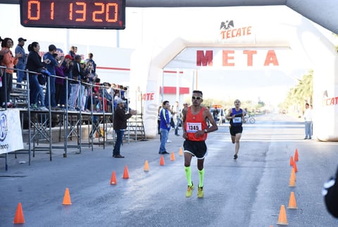 Geoffrey Kenisi Bundi fue el ganador de punta a punta, con un tiempo de una hora, 7 minutos y 48 segundos.