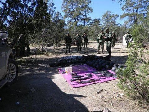 Luego de ubicar el área aseguraron las ocho toneladas de marihuana, dos camionetas, dos armas de fuego largas, un aditamento lanza granadas, 32 cargadores para diversos calibres y 458 cartuchos de diversos calibres.