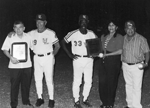 12112017 Hace algunos años, el Unión Laguna premió a los aficionados más fieles, como el Ing. José Chamut, junto a "Zacatillo" Guerrero y "Charolito" Orta.