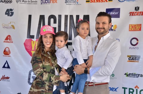 12112017 Pablo y Roberta con sus pequeños, Pablo y Marisol.
