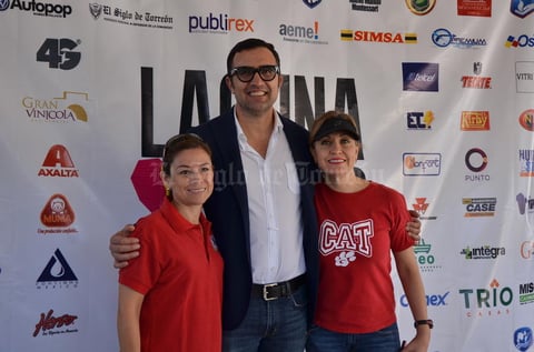 12112017 Jesús del Río, presidente de la asociación civil Laguna Yo Te Quiero, con maestras del CAT.