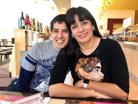 13112017 EN FAMILIA.  Ramón Betancourt con su mamá, Irma Gallardo.